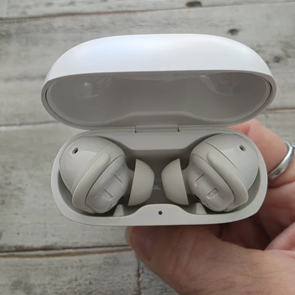 Bose Quiet Comfort Ultra White Smoke Wireless Earbuds - Picture 7 of 9